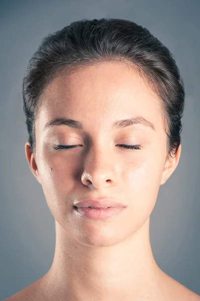 Hermosa chica con los ojos cerrados retrato sobre fondo oscuro . — Foto de Stock