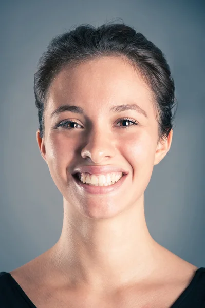 Menina sorridente bonita perto no fundo escuro . — Fotografia de Stock