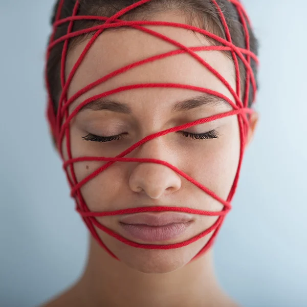 Nahaufnahme einer Frau, die mit roten Stricken gefesselt ist. Konzeptbild. — Stockfoto