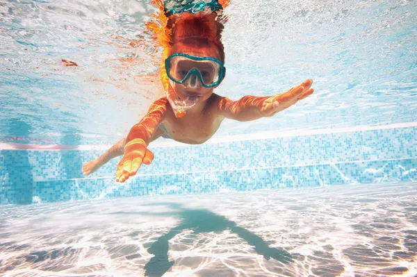 Unterwasser kleines Kind im Schwimmbad mit Maske. — Stockfoto