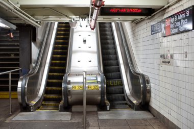 Yürüyen merdivenler NYC metro istasyonu ile iç görünüm.