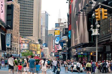 new york şehir - 28 Haziran: zamanlarda yürüyüş kare, new york 28 Haziran 2012 tarihinde görülen ticaret reklam yoğun bir turist kavşak ve new york şehir ve bize bir ünlü sokak,, ny.