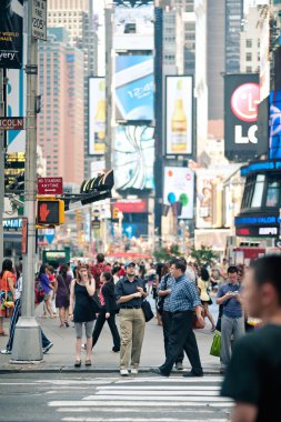 new york şehir - 28 Haziran: zamanlarda yürüyüş kare, new york 28 Haziran 2012 tarihinde görülen ticaret reklam yoğun bir turist kavşak ve new york şehir ve bize bir ünlü sokak,, ny.