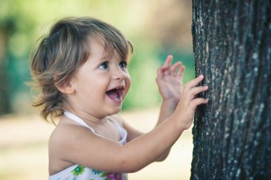 1 yıl park portre oynayan küçük kız.
