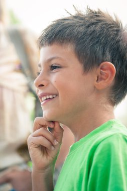 6 yaşında çocuk açık havada.