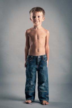 genç çocuk kılığında. gri arka planı olan stüdyo portre.