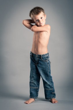 genç çocuk kılığında. gri arka planı olan stüdyo portre.