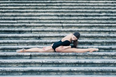 genç güzel balerin İspanyol adımlar Roma, İtalya, poz