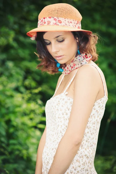 Jeune belle femme avec robe blanche et chapeau . — Photo