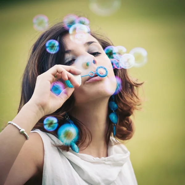 Romantisch portret van een jonge vrouw met zeep ballonnen. — Stockfoto