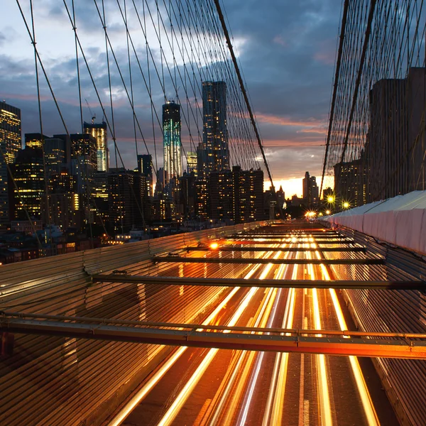 Manhattan skyline från brooklyn bridge i skymningen — Stockfoto