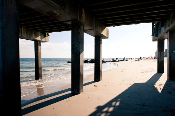 Molo. pláž na coney island, new york city. — Stock fotografie