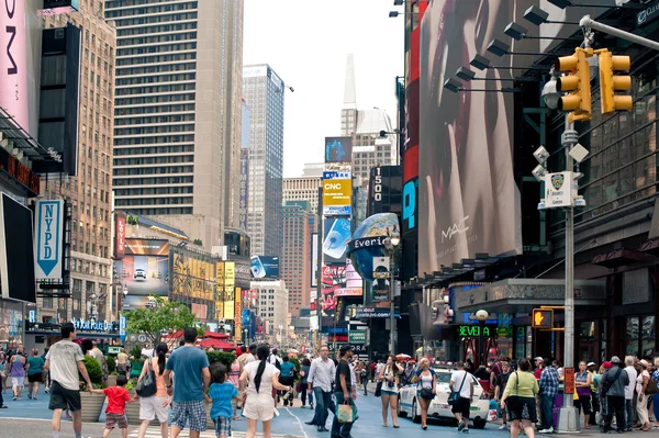 New York City - 28 czerwca: chodzenie na Times Square, ruchliwym skrzyżowaniu turystyczny ogłoszeniach handlowych i słynnej ulicy w Nowym Jorku i nas widział w dniu 28 czerwca 2012 roku w New York, NY. — Zdjęcie stockowe