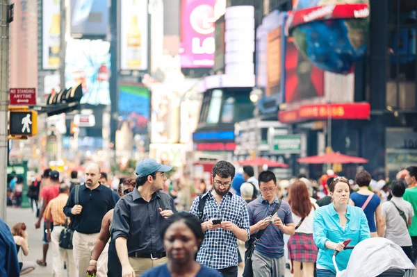 NOVA CIDADE YORK - JUNHO 28: cruzando a rua em Times Square, um cruzamento turístico movimentado do comércio ADV e uma famosa rua de Nova York e EUA, visto em 28 de junho de 2012 em Nova York, NY . — Fotografia de Stock