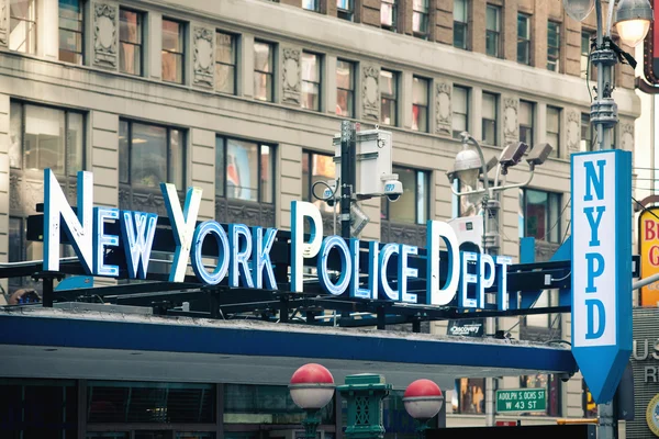 NUEVA YORK CITY - 28 DE JUNIO: Signo de la policía de Nueva York. El Departamento de Policía de la Ciudad de Nueva York, establecido en 1845, es la fuerza policial municipal más grande en los Estados Unidos visto el 28 de junio de 2012 en Nueva York, NY. . — Foto de Stock