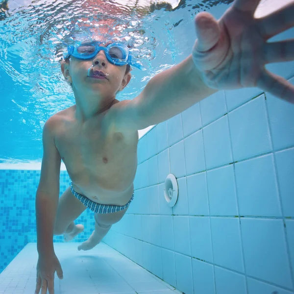 Underwater liten unge i poolen med glasögon. — Stockfoto