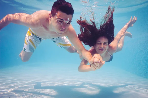 Yüzme havuzunda sualtı çift ellerimi.