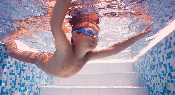 Onderwater klein kind in zwembad met bril. — Stockfoto
