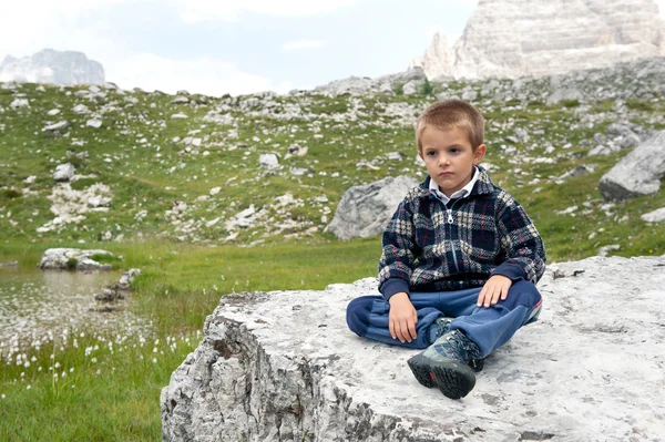 Porträtt av 4 år barn utomhus i bergen. Dolomiterna, det — Stockfoto