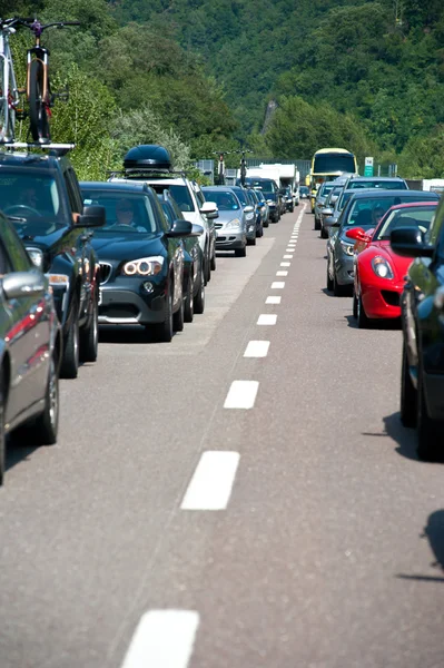 BOZEN, ITÁLIA - JULHO 31: Engarrafamento de volta ao sul em 31 de julho de 2012 em Bozen, Itália. A auto-estrada A22 no verão de norte a sul registra mais de 200.000 veículos por dia . — Fotografia de Stock