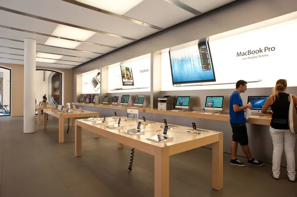 Besök apple store på augusti 6, 2012 i bologna, Italien. — Stockfoto