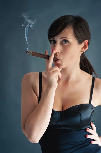 Woman smoking cigar. Studio fashion photo. — Stock Photo, Image