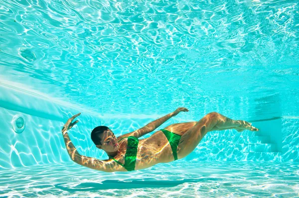 Unterwasser-Frauenporträt mit grünem Bikini im Schwimmbad. — Stockfoto