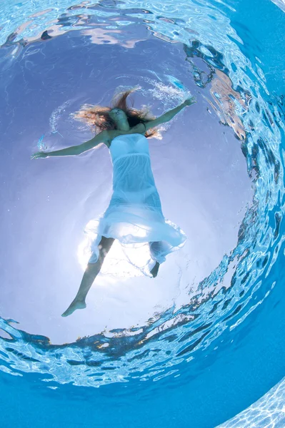 Underwater woman fashion portrait with white dress in swimming pool — Stock Photo, Image