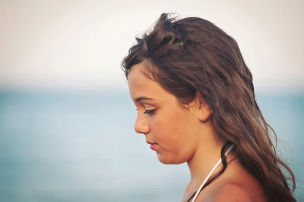 Intiem portret van een jong meisje op het strand. — Stockfoto