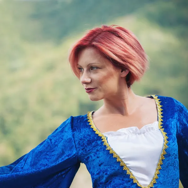 Retrato de mulher de cabelo vermelho com vestido azul vintage . — Fotografia de Stock