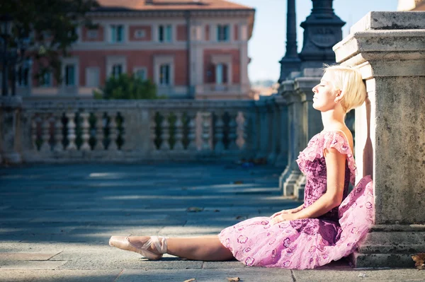 Jonge mooie ballerina dansen in bologna - pincio, Italië — Stockfoto