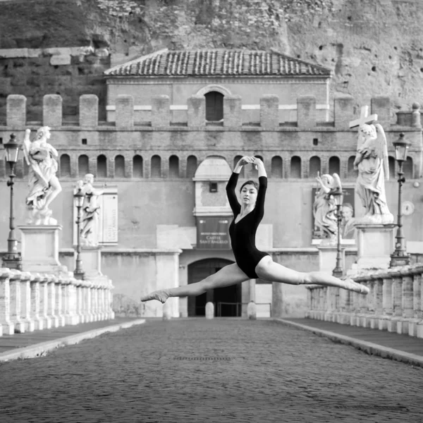 Joven hermosa bailarina saltando a lo largo del puente Castel Santangelo —  Fotos de Stock