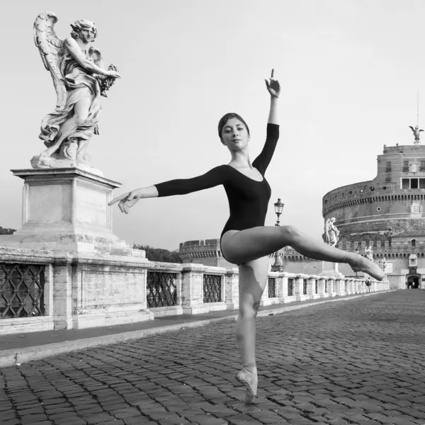 Jovem bailarina linda dançando na rua em Castel Santangelo ponte em Roma, Itália. Imagem em preto e branco. Projeto Ballerina . — Fotografia de Stock