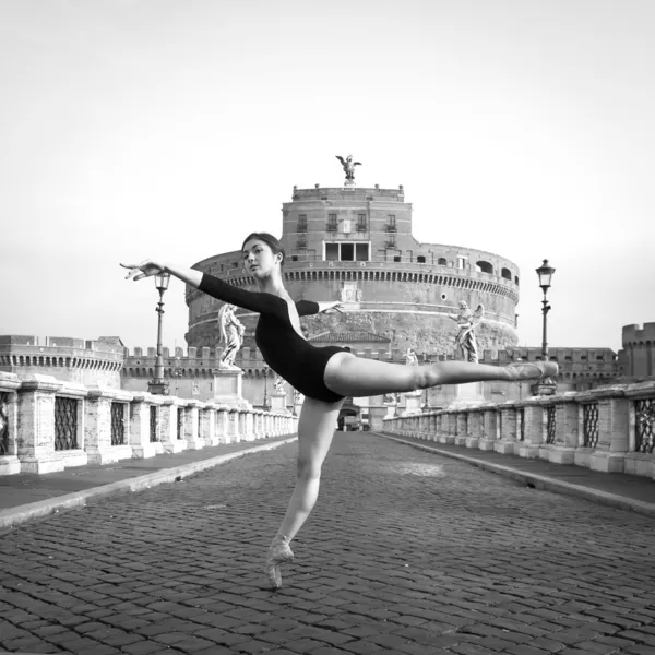 Joven hermosa bailarina bailando en la calle en el puente de Castel Santangelo en Roma, Italia. Imagen en blanco y negro. Proyecto Bailarina . —  Fotos de Stock