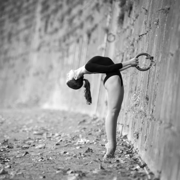 Fiatal gyönyörű balerina, tánc, a tevere folyóparti, Róma, Olaszország. fekete-fehér kép. balerina projekt. — Stock Fotó
