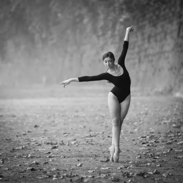 Joven hermosa bailarina bailando en la orilla del río Tevere en Roma, Italia. Imagen en blanco y negro. Proyecto Bailarina . — Foto de Stock