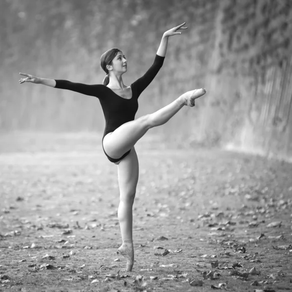 Balerina muda yang cantik menari di tepi sungai Tevere di Roma, Italia. Citra hitam dan putih. Proyek Ballerina . — Stok Foto