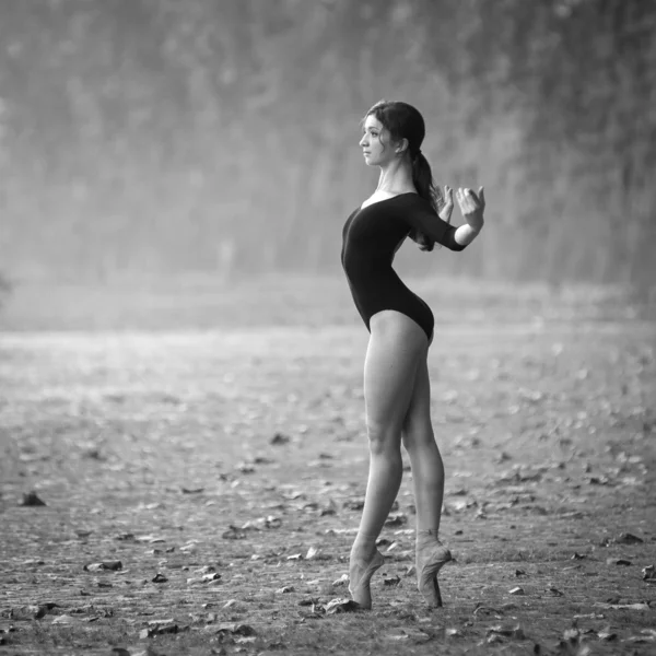 Joven hermosa bailarina bailando en la orilla del río Tevere en Rom — Foto de Stock