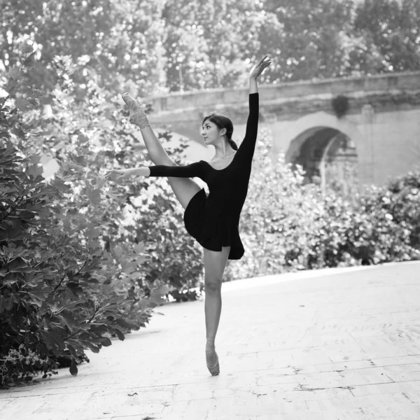 Joven hermosa bailarina bailando en la orilla del río Tevere en Roma — Foto de Stock