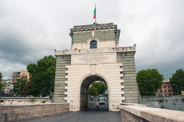 Мільвійського міст (Ponte Milvio) через Тибр в Північній Римі — стокове фото