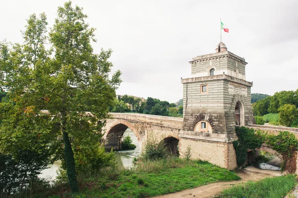 Kuzey Roma'da Tiber üzerinden Milvian Köprüsü (Ponte Milvio) — Stok fotoğraf