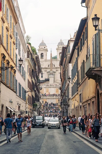 ROMA - 13 DE SEPTIEMBRE: Via Condotti el 13 de septiembre de 2012, Roma. Esta calle es el centro de compras de moda en Roma con el taller de Bulgari, Armani, Cartier, Fendi, Gucci, Prada y otros . —  Fotos de Stock