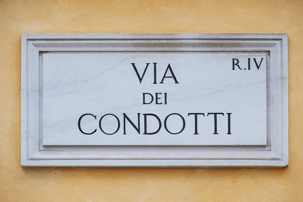 Placa de calle de la famosa Via dei Condotti. En Roma. Italia . —  Fotos de Stock