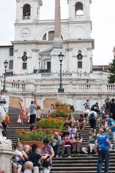 ROMA - SETEMBRO 13: A escadaria espanhola da Piazza di Spagna em 13 de setembro de 2012, Roma.A "Scalinata" é a escadaria mais larga da Europa . — Fotografia de Stock