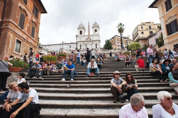 ROMA - SETEMBRO 13: A escadaria espanhola da Piazza di Spagna em 13 de setembro de 2012, Roma.A "Scalinata" é a escadaria mais larga da Europa . — Fotografia de Stock