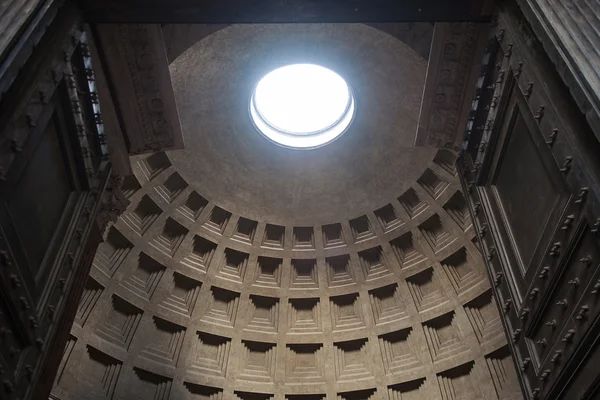 Vista interior de la cúpula del Panteón en Roma, Italia . — Foto de Stock