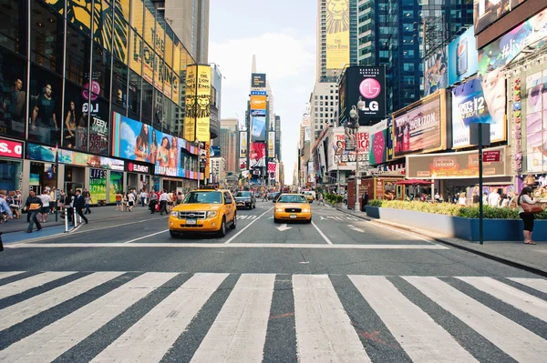 NUEVA YORK CITY - 28 DE JUNIO: caminando en Times Square, una concurrida intersección turística de comercio Advertisements and a famous street of New York City and US, seen on 28 de junio de 2012 in New York, NY . — Foto de Stock