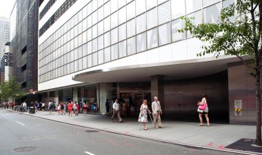 modern Sanat Müzesi, new york city, ny için 25 Haziran 2012 tarihinde girme. moma koleksiyon nesneleri tasarım ve 150. 000'den fazla sanat eserleri dahil büyümüştür.