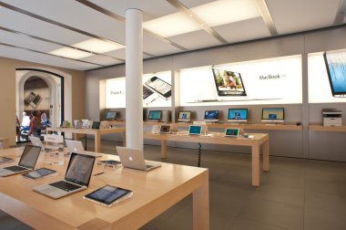 apple store on Ağustos 6, Bologna, İtalya 2012. Apple 363 mağazaları dünya çapında vardır.