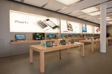 apple store on Ağustos 6, Bologna, İtalya 2012. Apple 363 mağazaları dünya çapında vardır.